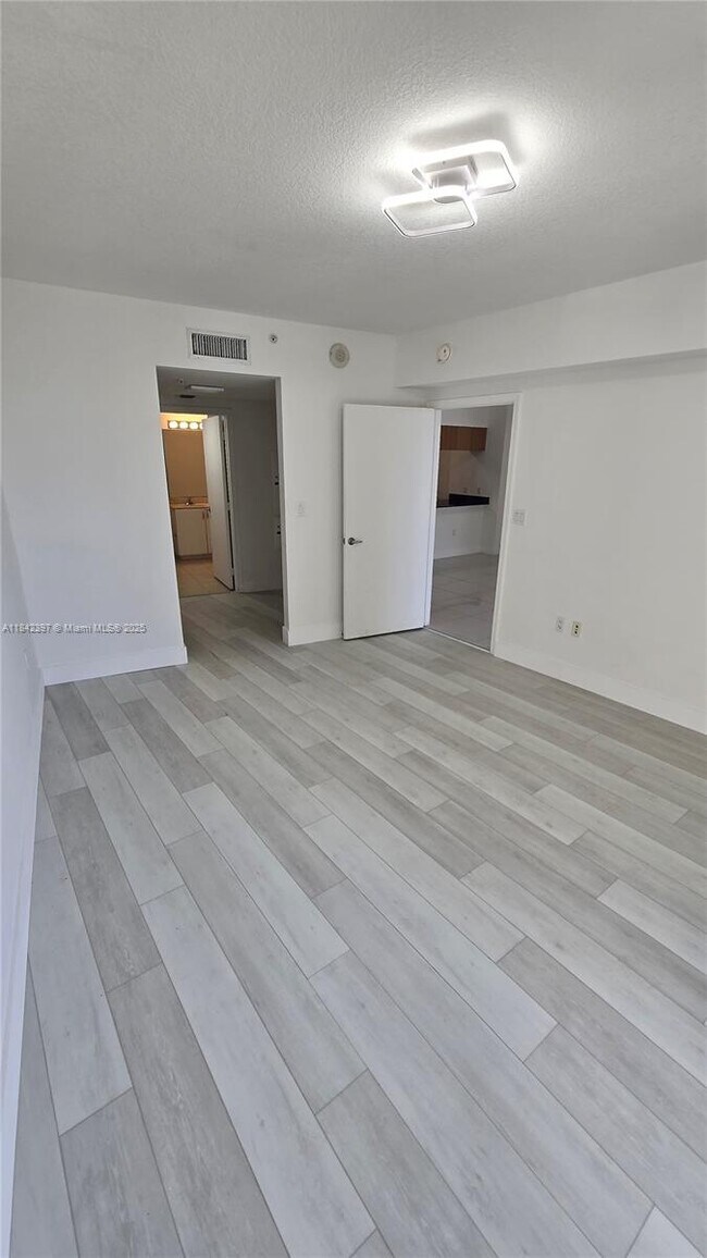 Building Photo - 1750 N Bayshore Dr