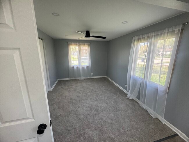 Building Photo - 1310 Somerset Ln