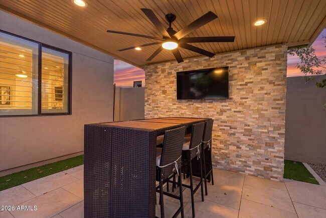Building Photo - 1118 E Paseo Way