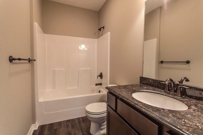 Building Photo - 3 Bed / 3 Bath 1200sqft House