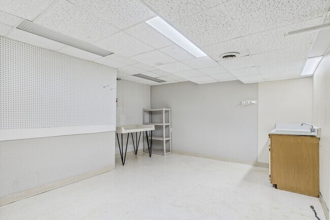 Building Photo - Large Home in Guilford Hills, Hardwood Flo...