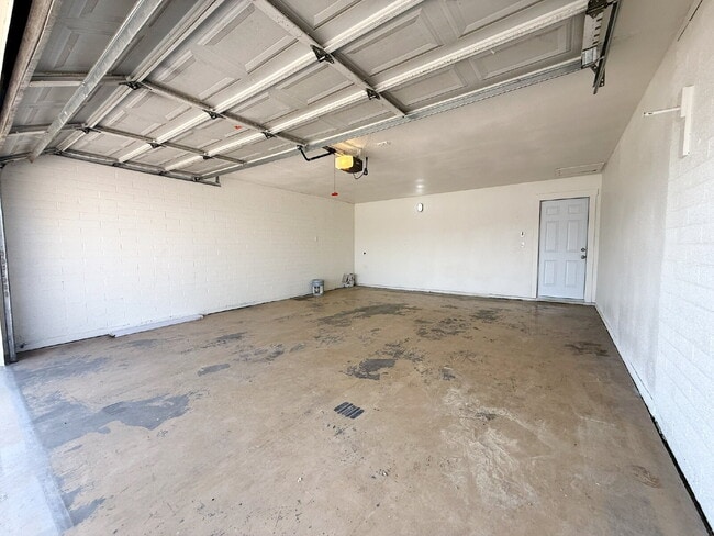 Building Photo - Charming 3-Bedroom Oasis with 2 Full Baths...