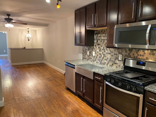 Building Photo - Renovated Home in the Grove for Rent!