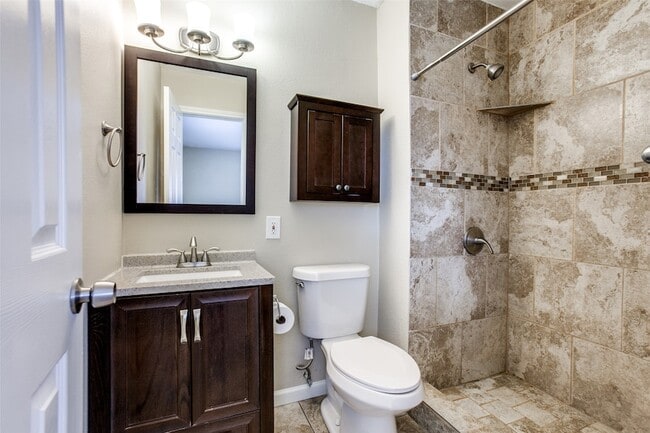 Building Photo - 811 Brentwood Ln