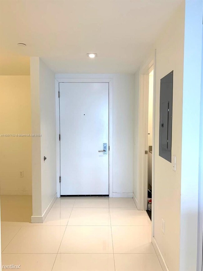 Building Photo - 1 br, 1.5 bath Condo - 1600 NE 1st Ave Apt...