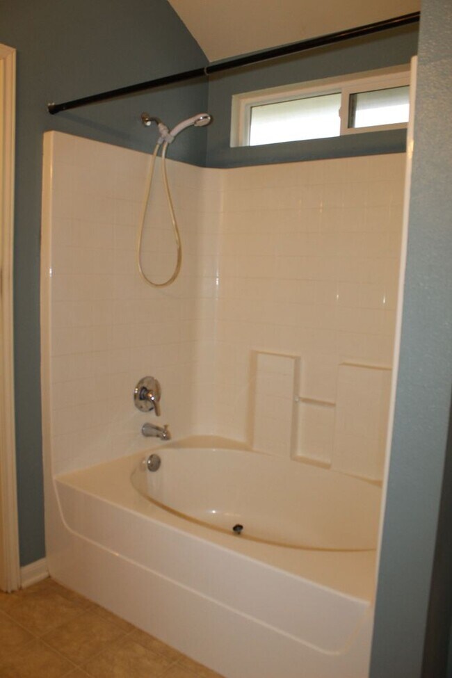 Building Photo - 3 BEDROOM, 2 BATH, BELTON ISD