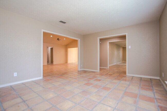 Building Photo - 10660 Pagewood Dr