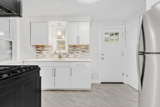Building Photo - Stunning 2 bedroom home in Brookline available now!