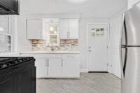 Building Photo - Stunning 2 bedroom home in Brookline available now!