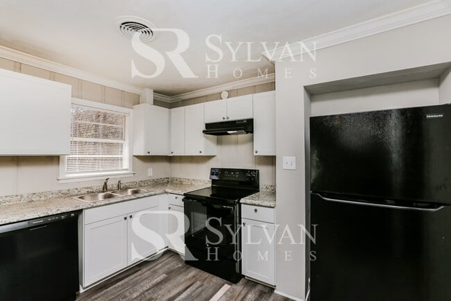Building Photo - The living is easy in this 3 bedroom, 2 ba...