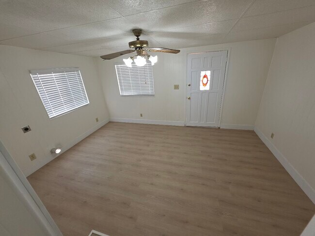 Building Photo - 41277 Dogwood St