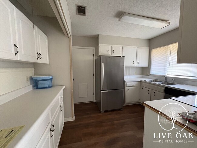 Building Photo - 714 Hemingway Dr