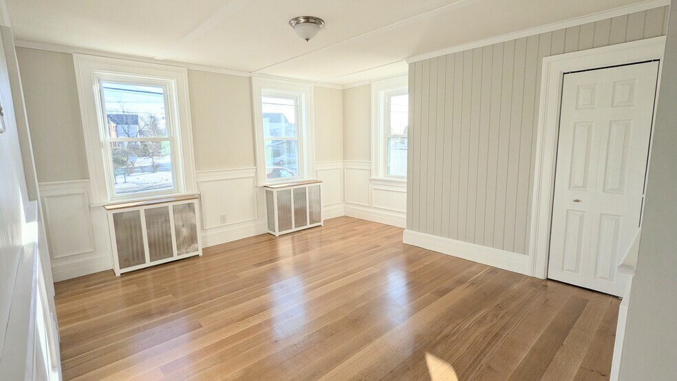 Cozy Living Room with new oak hardwood floors - 536 Bridge St