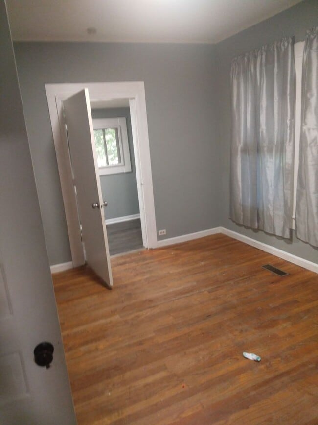 Building Photo - 121 Baggett St