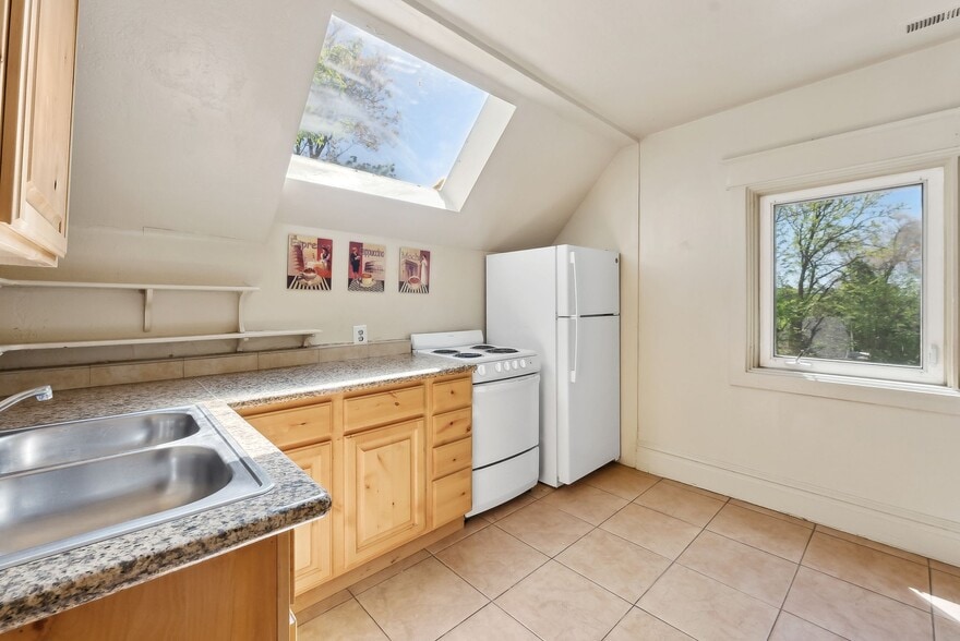 Building Photo - 1004 E 200 S