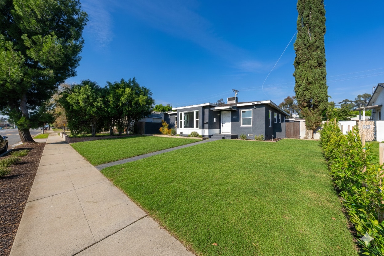 Building Photo - 14947 Chatsworth St