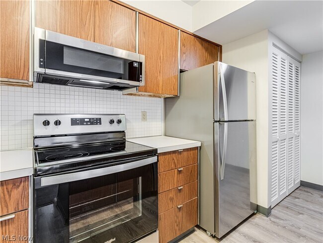 Building Photo - 2550 Chamberlain Rd