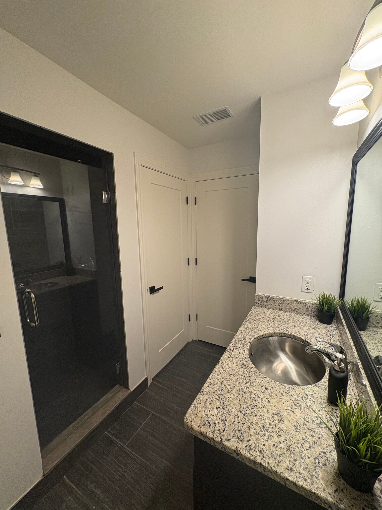 Building Photo - 1250 Diamond Ct