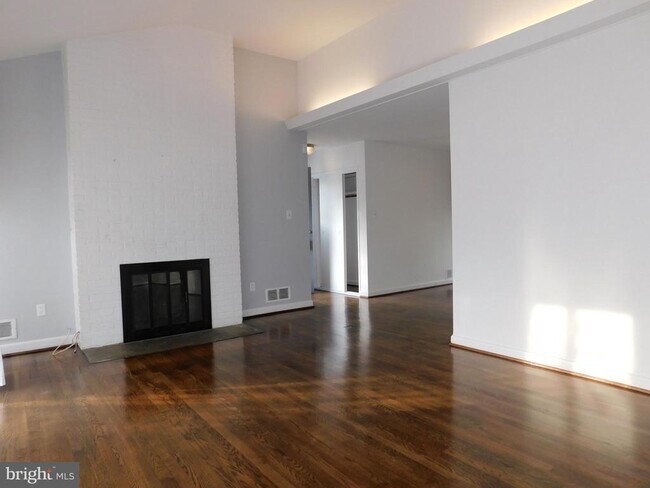 Building Photo - 6037 Grosvenor Ln