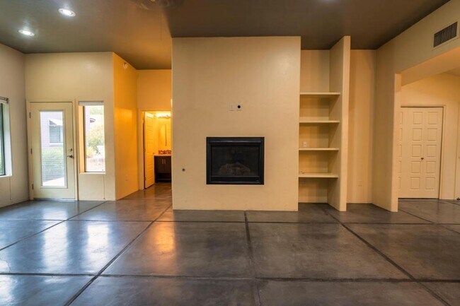 Building Photo - 2010 E 1st St