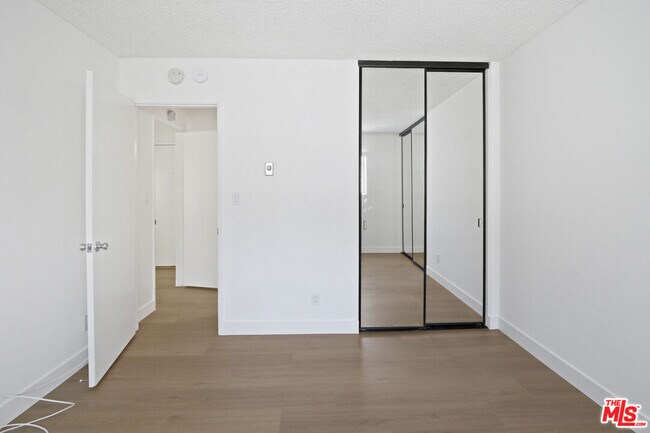 Building Photo - 976 Larrabee St