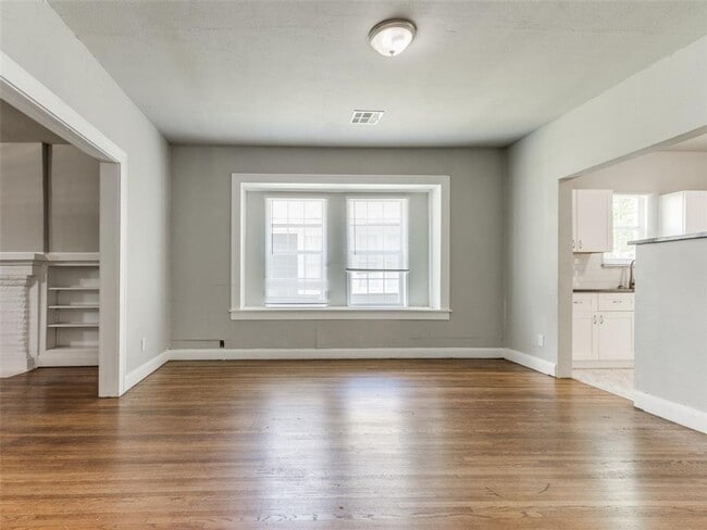 Building Photo - Charming Updated Bungalow in the Heart of Shawnee!