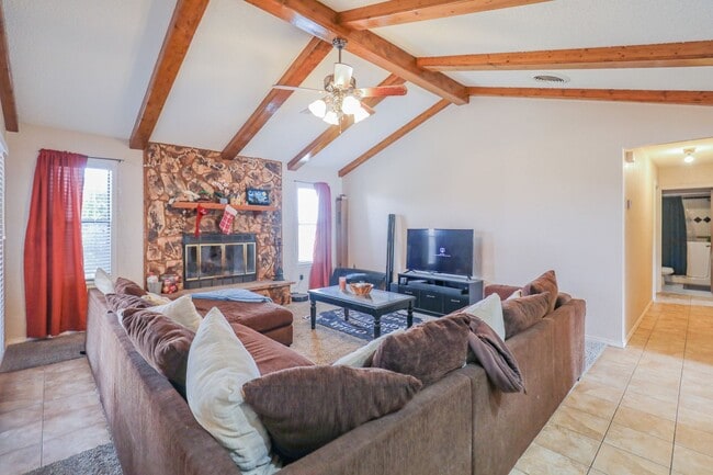 Building Photo - 3 Bedroom 2 Bath Home