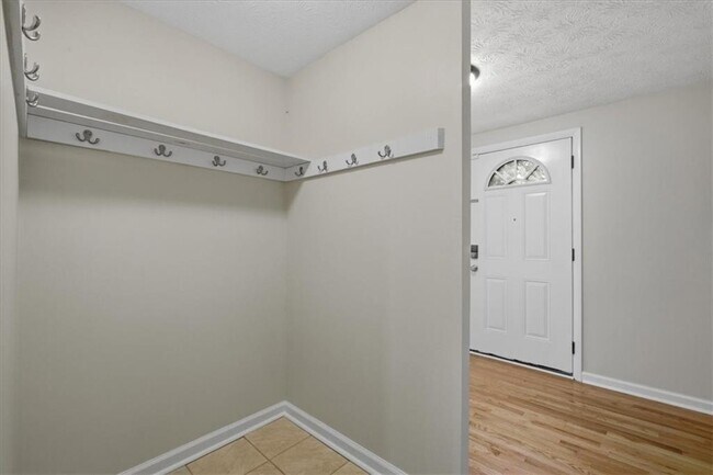 Building Photo - 9470 Hillside Dr