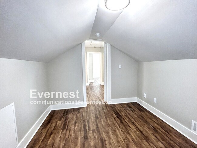 Building Photo - 4-Room Home in Prime Location Near Schools...