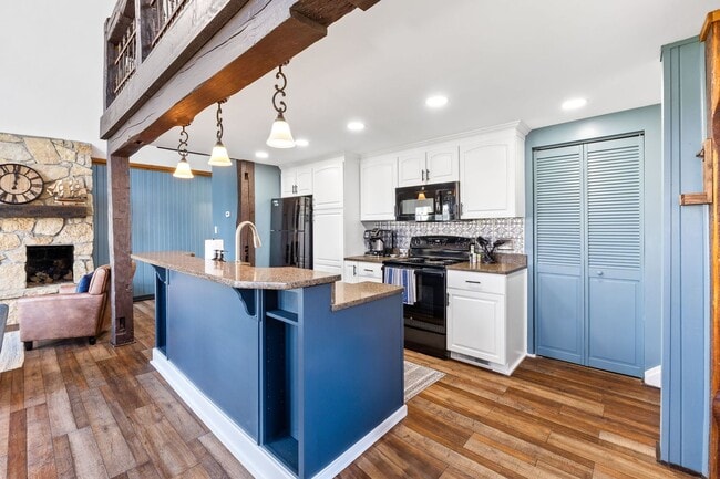 Building Photo - Fully Furnished 3 Bedroom Lakefront Home o...