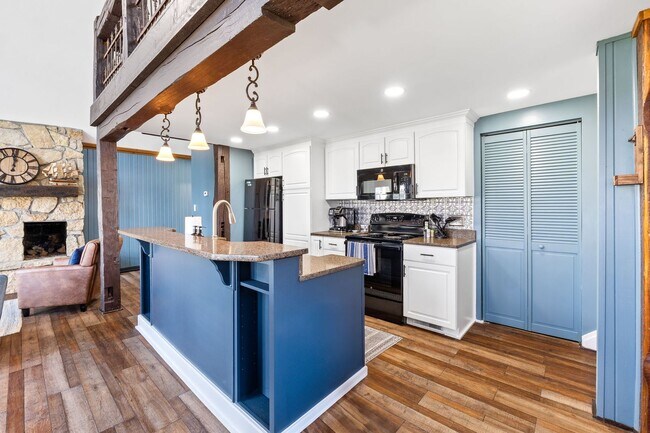 Building Photo - Fully Furnished 3 Bedroom Lakefront Home on Indian Lake