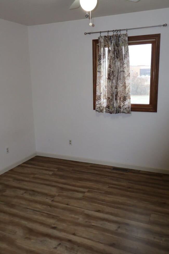 Building Photo - Spacious Home with Large pet friendly yard