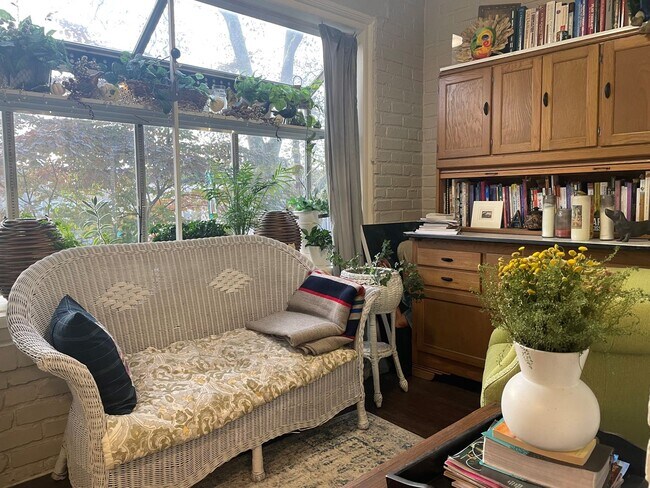 Interior Photo - Metropolitan Narberth Station