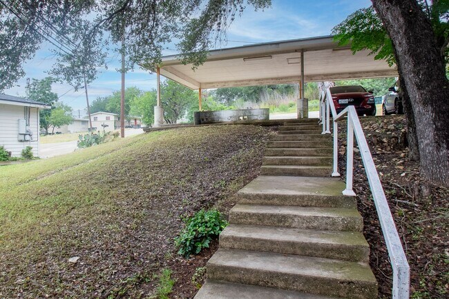 Building Photo - Massive 3 Bedroom, 3 Bath Duplex
