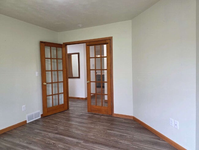 Building Photo - Multi generational Home New London