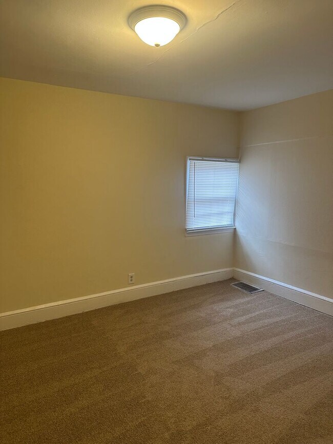 Building Photo - 3 Bedroom/1 bath home