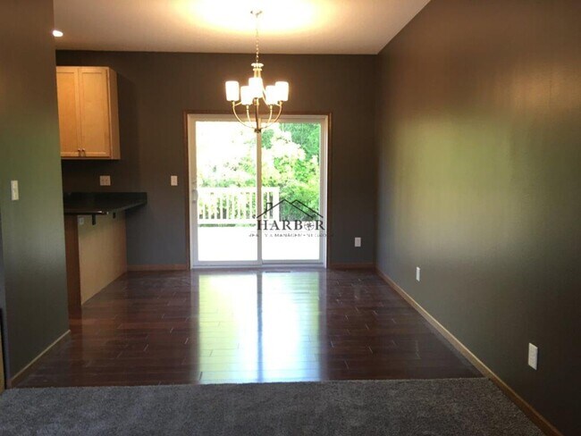 Building Photo - 3112 Rose Dr SE