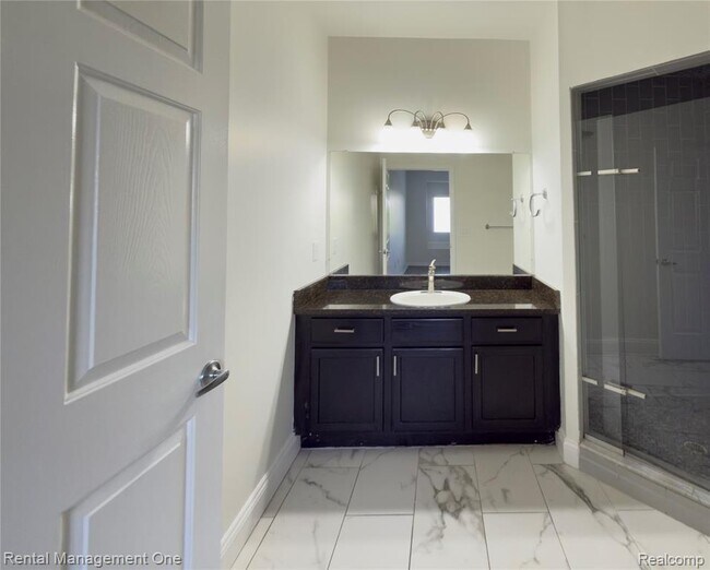 Building Photo - 5637 Twin Oaks Dr