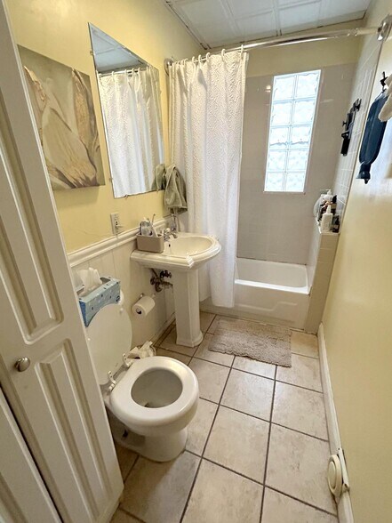 Building Photo - 578 Main St