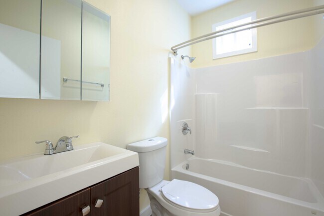 Building Photo - 1015-1019 W 85th St