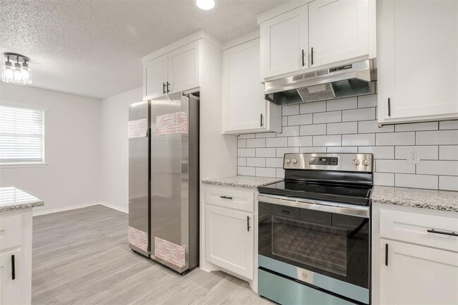 Building Photo - 11715 N Francis Ave