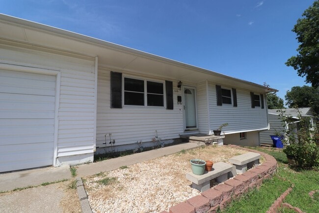 Building Photo - Spacious Home for rent!