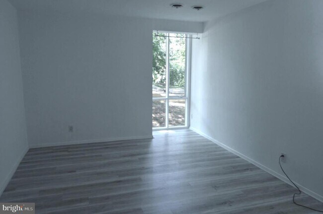 Building Photo - 2636 Fort Farnsworth Rd