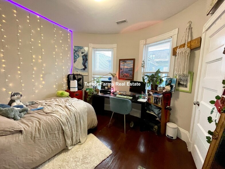 Building Photo - 724 Parker St