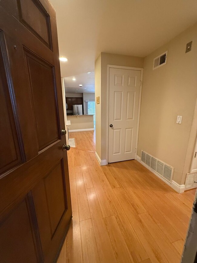 Building Photo - 1 Bed / 1 Bath Gem