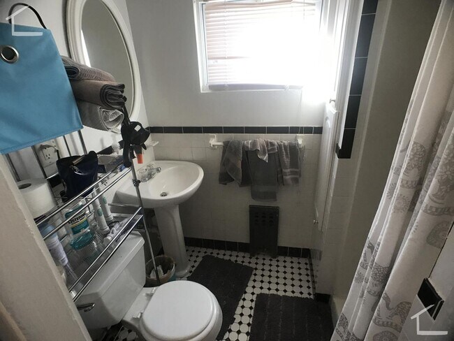 Building Photo - Spacious 1 Bed Close to BU-Close to T and Bus