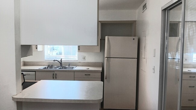 Building Photo - 2724 Hidden Lake Blvd