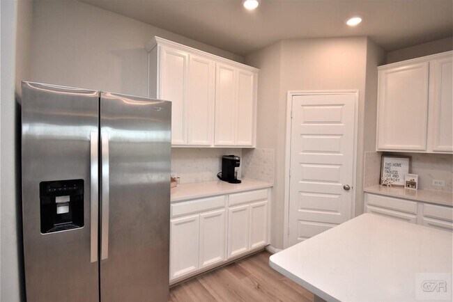 Building Photo - 10012 Deussen Ln