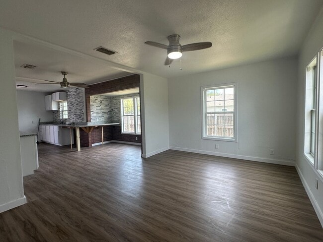 Building Photo - Ready for move in