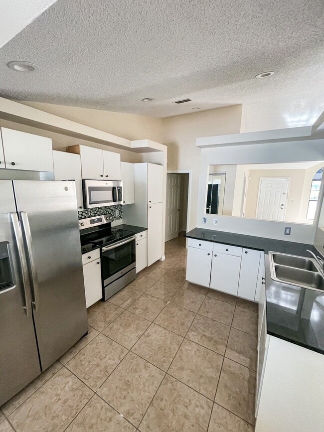 Building Photo - Gorgeous 3/2/2! Nice Neighborhood! Great Location!